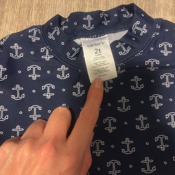 Carter's navy anchor print short sleeved rash guard size 2T EUC - Picture 2 of 3